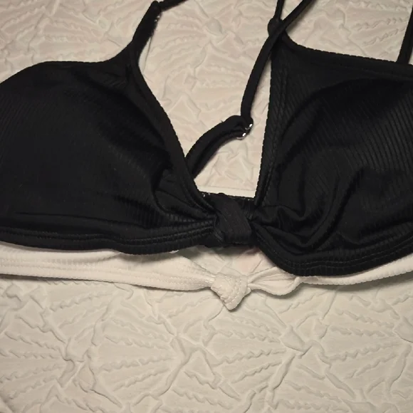 3/$10 Forever 21 Black and White Swim Top - Picture 5 of 6
